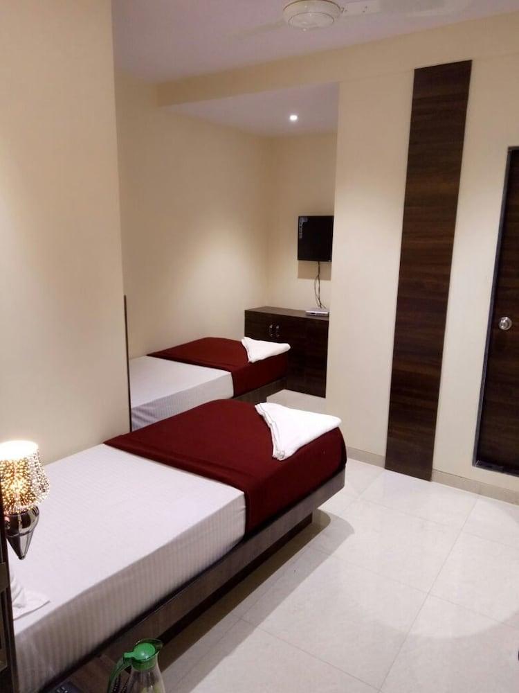 Oyo 76486 Silver Moon Mumbai Bagian luar foto