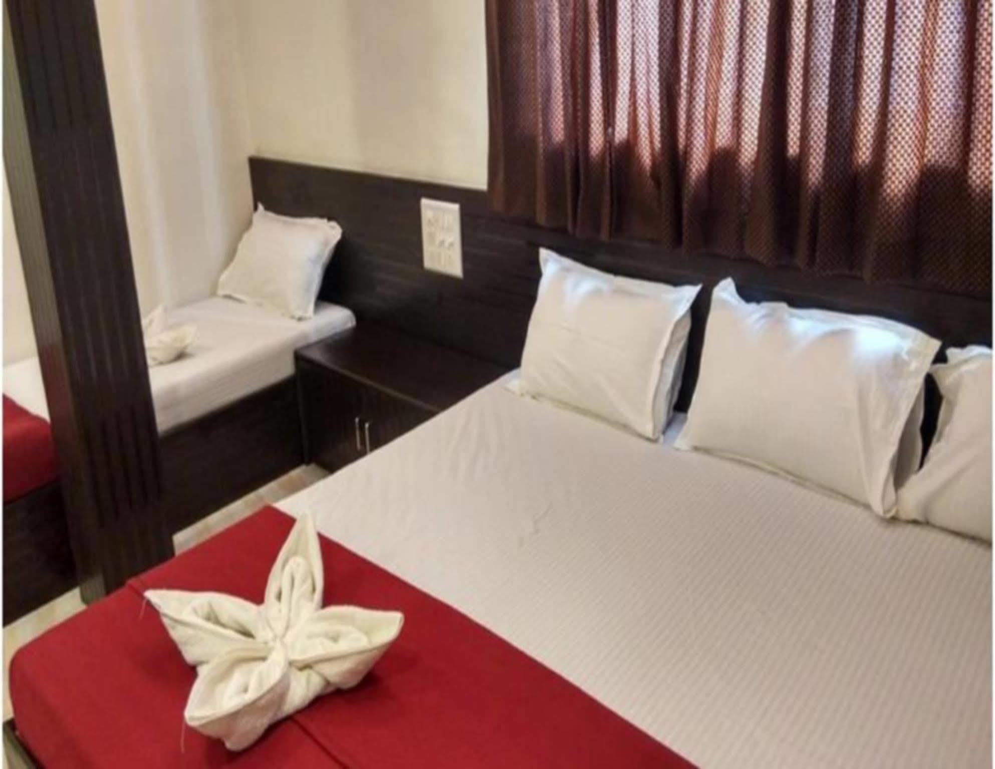 Oyo 76486 Silver Moon Mumbai Bagian luar foto