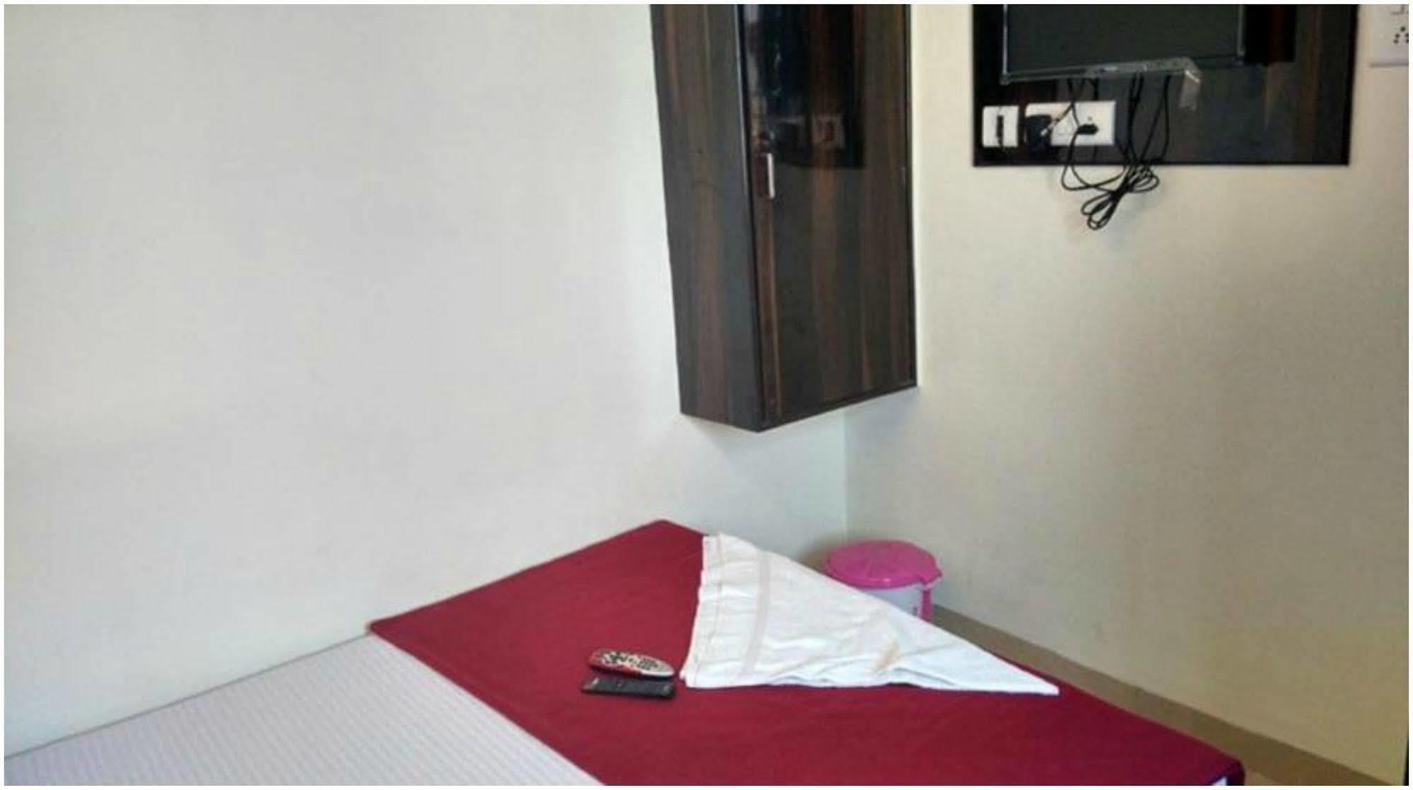 Oyo 76486 Silver Moon Mumbai Bagian luar foto